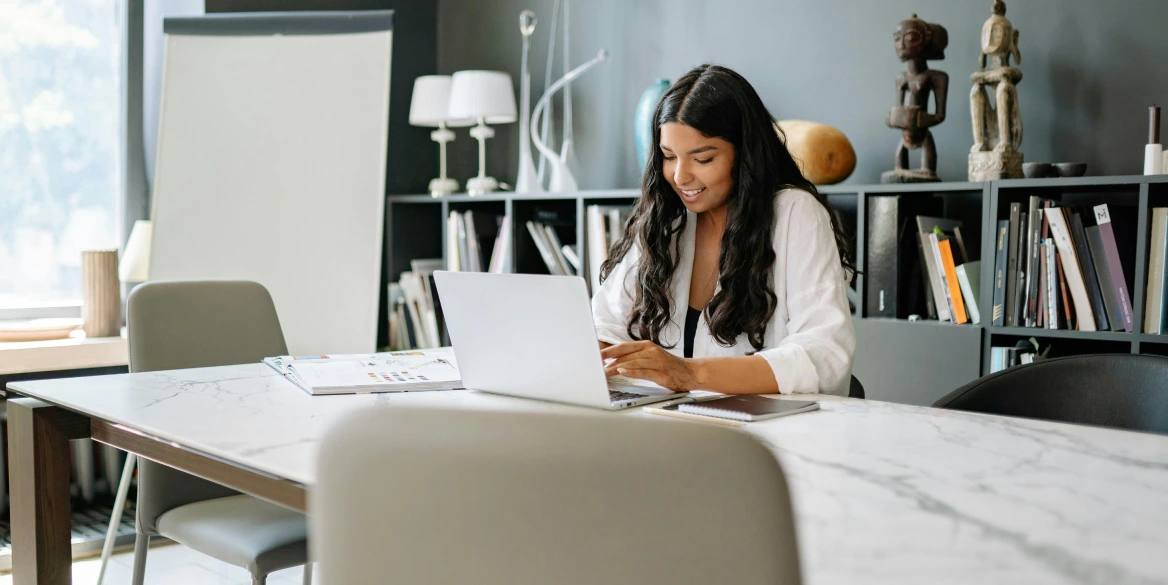 Hot desks vs dedicated desks in coworking spaces