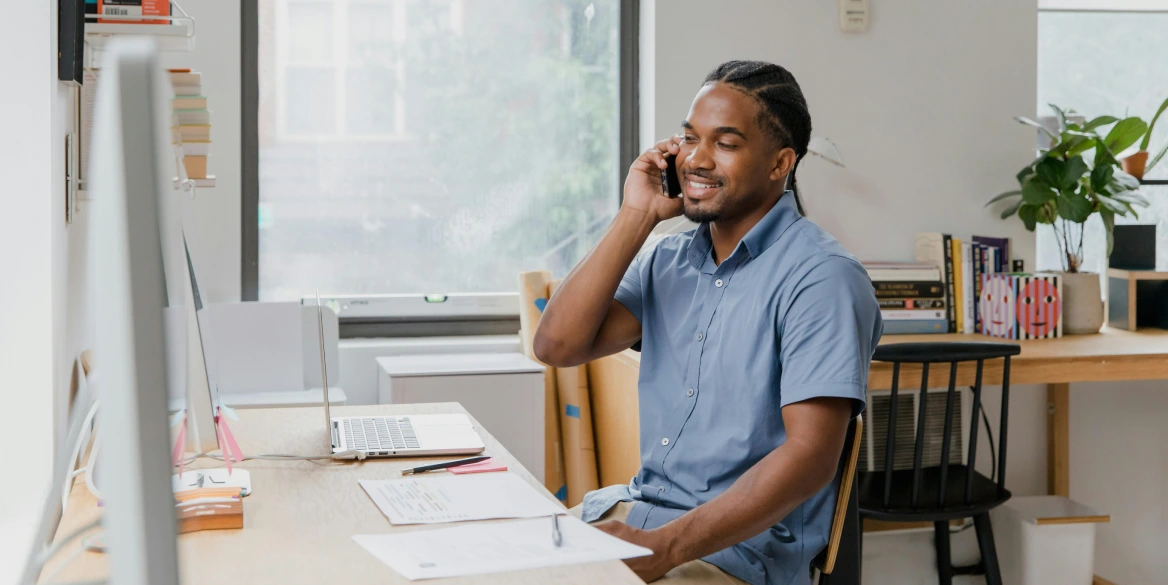 Hot desks vs dedicated desks in coworking spaces