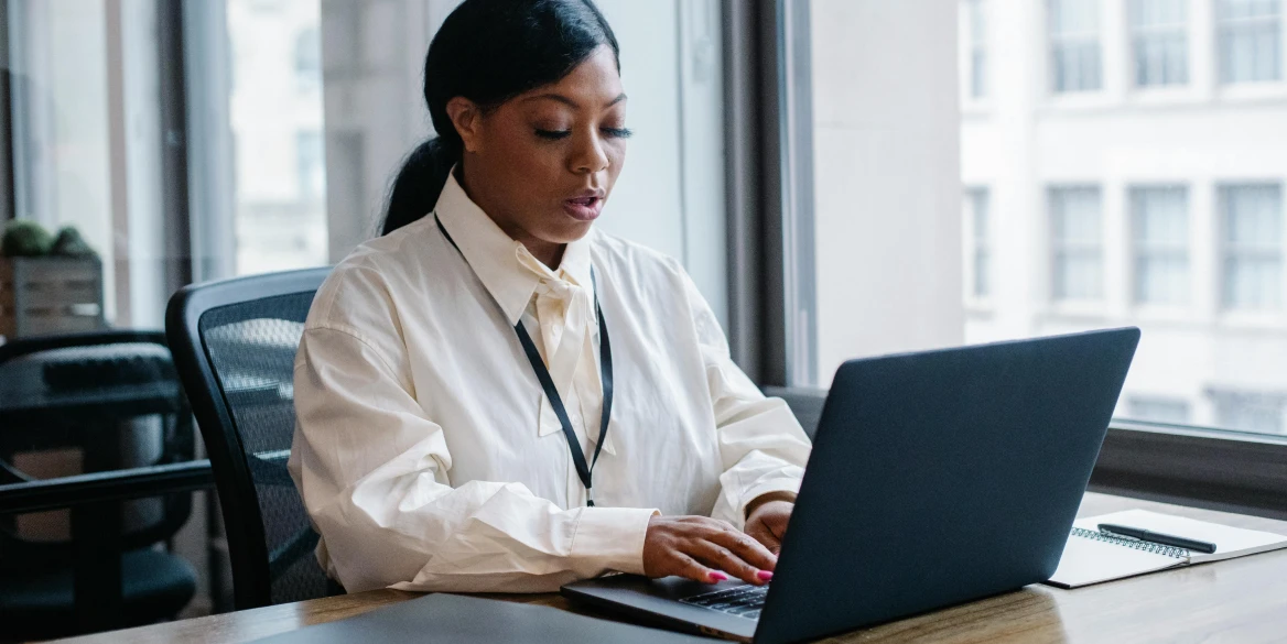 Hot desks vs dedicated desks in coworking spaces