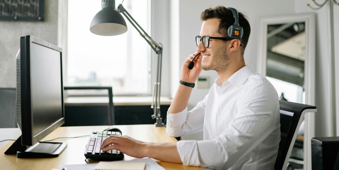 Hot desks vs dedicated desks in coworking spaces